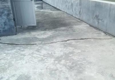 西工楼顶漏水维修公司分享下如何解决卫生间隐蔽部位漏水的问题?